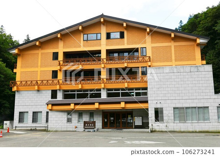 [Exterior view of Tomuraushi Onsen "Higashitaisetsuso" in Daisetsuzan National Park, Shintoku-cho] 106273241