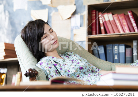 A young woman taking a nap 106273291