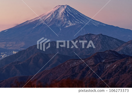 Fuji of the dawn seen from the Mt. 106273373