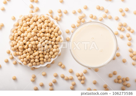 Soy milk 106273586