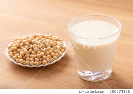 Soy milk 106273596