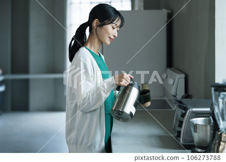 在時尚的廚房裡煮咖啡的女人 106273788