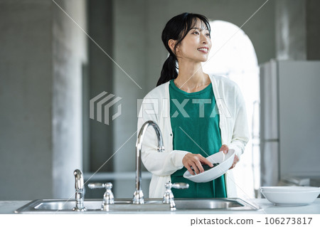 婦女在廚房裡洗碗 106273817