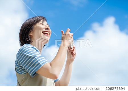 給天空拍照的女人 旅行的女人 旅行的女人 去度假的女人 給天空拍照的女人 旅行的女人 旅行的女人 去度假的女人 106273894