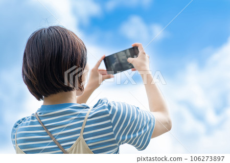 給天空拍照的女人 旅行的女人 旅行的女人 去度假的女人 給天空拍照的女人 旅行的女人 旅行的女人 去度假的女人 106273897