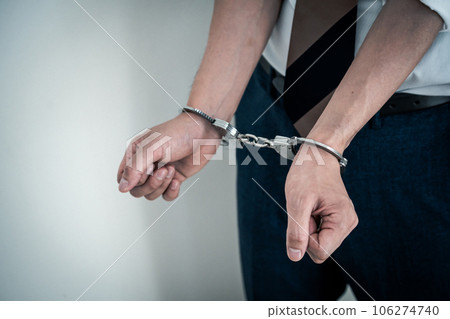 男子被戴上手銬被捕 106274740