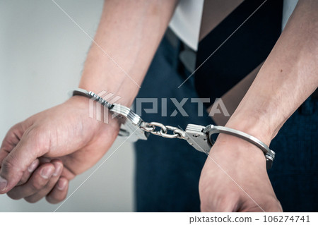 男子被戴上手銬被捕 106274741