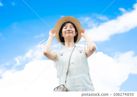 A woman who travels A woman who travels A woman who goes on a holiday 106274850