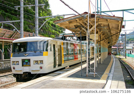 Limited Express "Minakami" stopping at Minakami Station. JNR 185 series limited express DC train 106275186