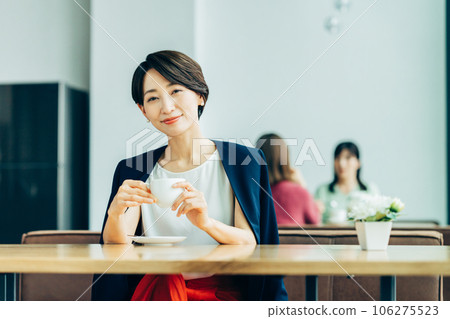 A middle-aged woman relaxing at a cafe　 106275523