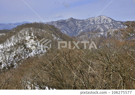 從鍋割山脊的小丸看到白雪覆蓋的丹澤山脈 西丹澤 106275577