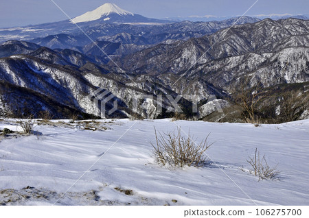 丹澤寒冬中,從塔野嶽山頂眺望富士山 丹澤寒冬中,從塔野嶽山頂眺望富士山 106275700