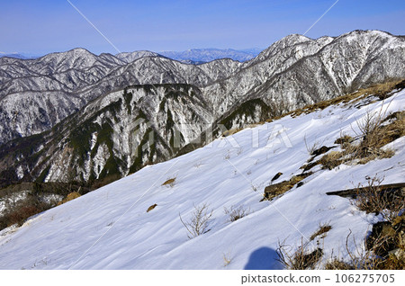 嚴冬中的丹澤山脈 從白雪覆蓋的塔嶽山頂眺望西丹澤和丹澤本線 106275705