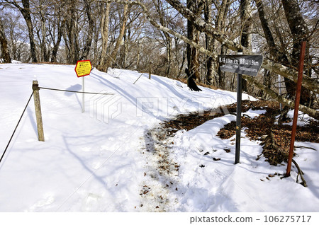 Snow-covered Tanzawa mountains, the peak of Daimaru on the Nabewari mountain ridge 106275717