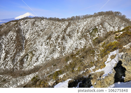 A snowy landscape Mt. Fuji and the Nabewari mountain ridge seen from the Okura ridge of Tonodake 106275848
