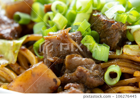 bokkake yakisoba(甜辣燉牛筋和蒟蒻炒麵)的特寫。 bokkake yakisoba(甜辣燉牛筋和蒟蒻炒麵)的特寫。 106276445