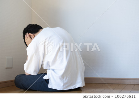 Worried middle-aged man depressed depressed back view 106276611