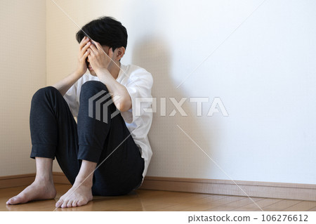 憂心忡忡的中年男子沮喪沮喪 106276612