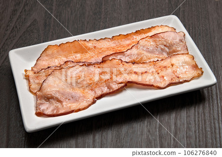 將培根切成薄片，放入煎鍋中煎炸 106276840