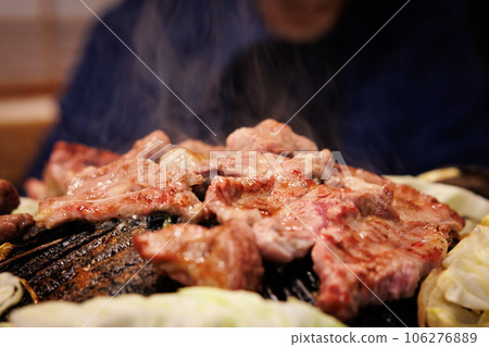用成吉思汗鍋烤生羊肉 用成吉思汗鍋烤生羊肉 106276889