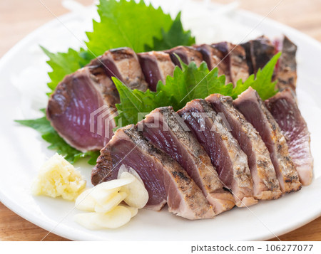 烤好的鰹魚放在盤子裡 烤好的鰹魚放在盤子裡 106277077