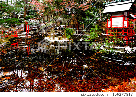 Early winter garden at Shiroishi Shrine in Sapporo 106277818