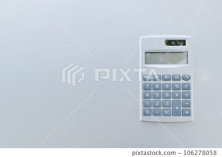 白色背景上的計算器 白色背景上的計算器 106278058