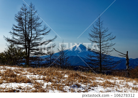 Daibosatsurenrei and Shiratani no Maru meadows and Mt.Fuji in winter 106278312