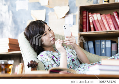 Smartphone SNS slander female image Smartphone SNS slander female image 106278320