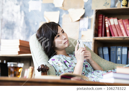 Smartphone SNS slander female image Smartphone SNS slander female image 106278322