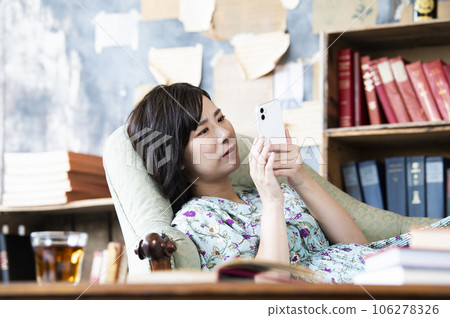 Smartphone SNS slander female image Smartphone SNS slander female image 106278326
