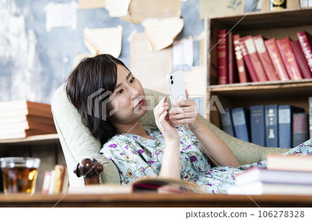Smartphone SNS slander female image Smartphone SNS slander female image 106278328