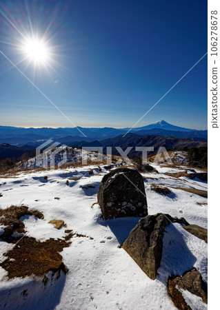 Mt.Fuji seen from Shiratani Maru, Great Bosatsu Mountain Range in winter 106278678