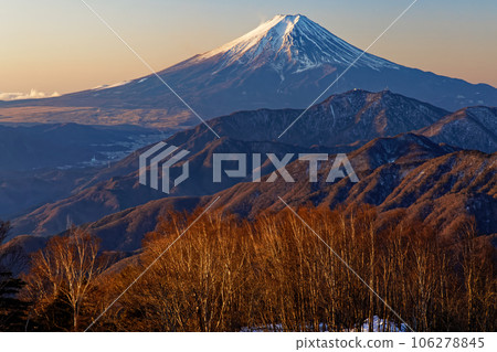Early morning Mt. Fuji seen from Mt. Karigaharazuri Early morning Mt. Fuji seen from Mt. Karigaharazuri 106278845