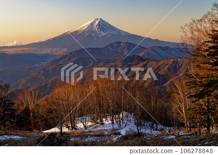 從山上看到的牙山富士山 106278848