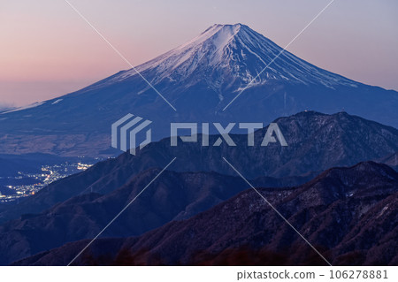 從山上看到的黎明的富士山 106278881