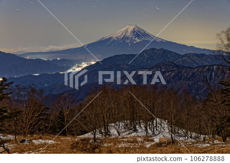 從山上看到的月光山富士山 106278888