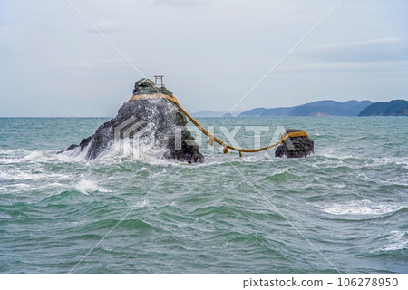 嚴冬的大海和夫婦岩[二見浦、伊勢、三重] 106278950