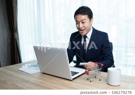 Businessman shopping online Businessman shopping online 106279276