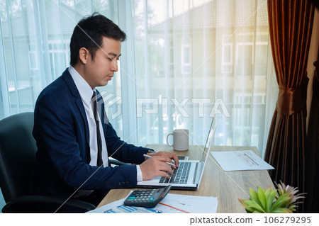 Businessman working on laptop computer Businessman working on laptop computer 106279295