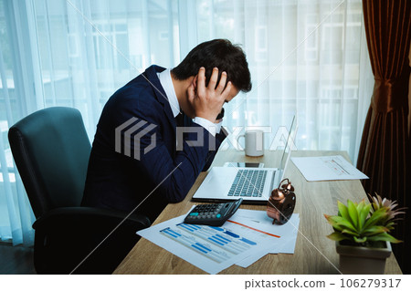 businessman gets stressed 106279317