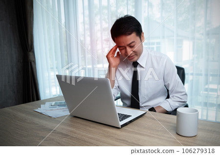 businessman gets stressed 106279318