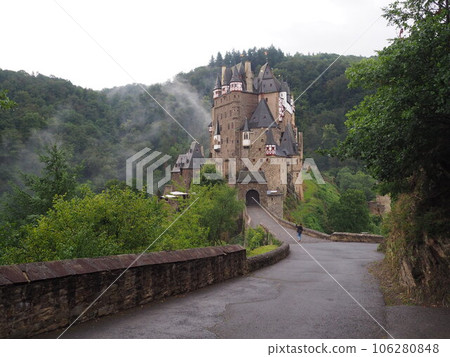Photographer shooting Eltz Castle Summer 2023 Tomorrow morning 106280848