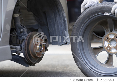 Vehicle with tires and tires removed 106280903
