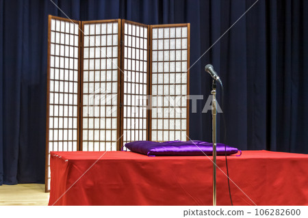 Rakugo, vaudeville koza image [zabuton, microphone and shoji] 106282600