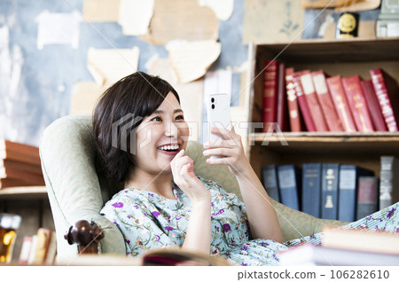 Young woman smartphone search smile image Young woman smartphone search smile image 106282610
