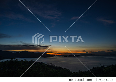 Beautiful dawn starry sky at Hinase-no-Kashira Island in Bizen City, Okayama Prefecture, Japan 106283208