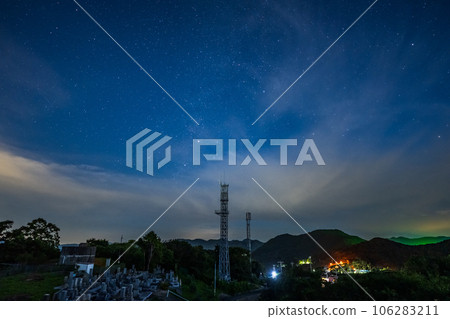 Beautiful dawn starry sky at Hinase-no-Kashira Island in Bizen City, Okayama Prefecture, Japan 106283211