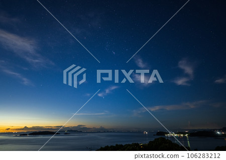 日本岡山縣備前市日瀨之香島美麗的黎明星空 106283212