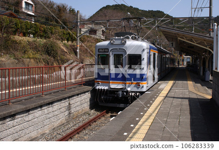 Kada Station on the Nankai Kada Line in 2004 Kada Station on the Nankai Kada Line in 2004 106283339